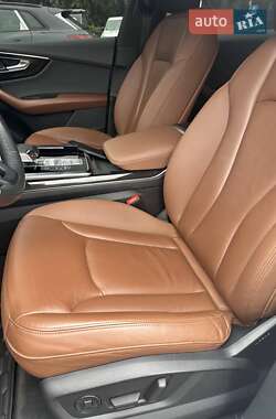 Внедорожник / Кроссовер Audi Q8 2021 в 