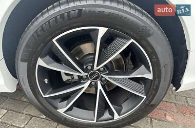 Внедорожник / Кроссовер Audi Q8 2021 в 