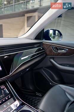 Внедорожник / Кроссовер Audi Q8 2022 в 