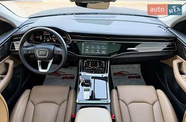 Внедорожник / Кроссовер Audi Q8 2021 в 