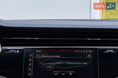 Внедорожник / Кроссовер Audi Q8 2021 в 