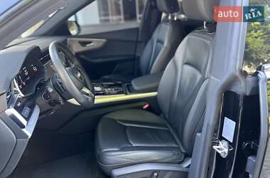 Внедорожник / Кроссовер Audi Q8 2021 в 