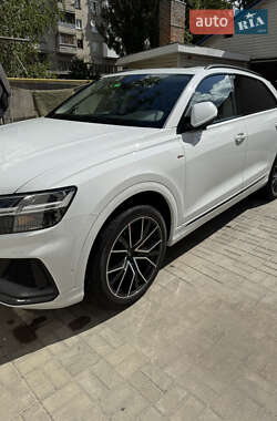 Позашляховик / Кросовер Audi Q8 2020 в 