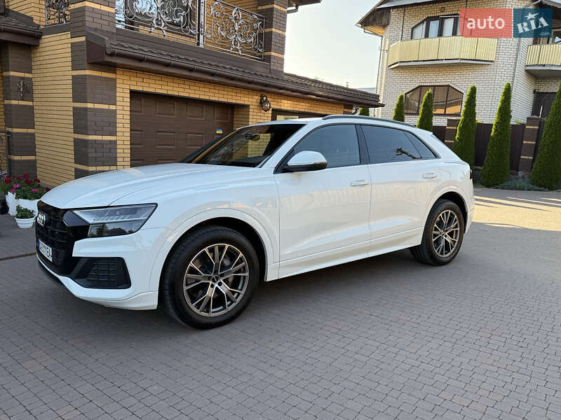 Внедорожник / Кроссовер Audi Q8 2021 в 