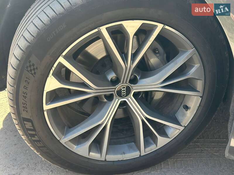 Внедорожник / Кроссовер Audi Q8 2021 в Киеве