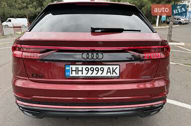 Внедорожник / Кроссовер Audi Q8 2021 в 