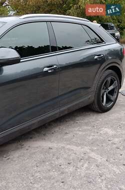 Внедорожник / Кроссовер Audi Q8 2018 в 