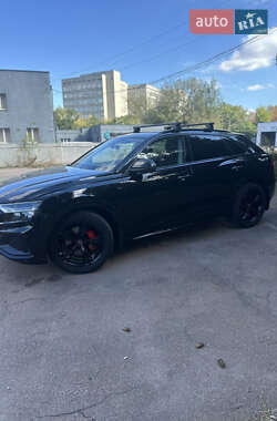 Внедорожник / Кроссовер Audi Q8 2022 в 
