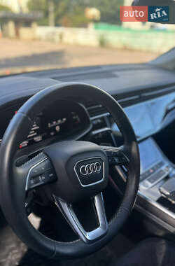 Внедорожник / Кроссовер Audi Q8 2022 в 