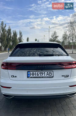 Внедорожник / Кроссовер Audi Q8 2021 в 
