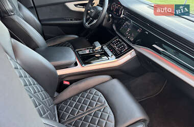 Позашляховик / Кросовер Audi Q8 2021 в 