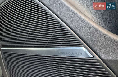 Позашляховик / Кросовер Audi Q8 2021 в 
