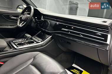 Внедорожник / Кроссовер Audi Q8 2018 в 