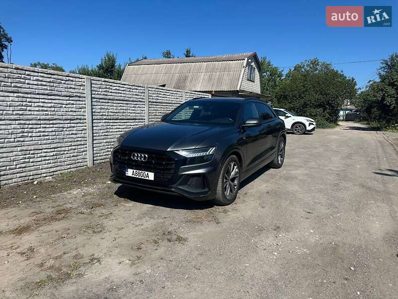 Позашляховик / Кросовер Audi Q8 2021 в 