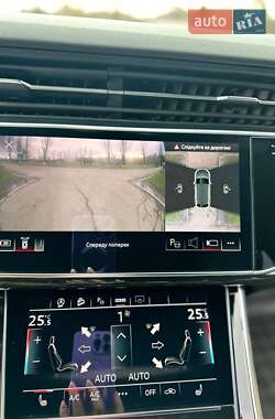 Позашляховик / Кросовер Audi Q8 2021 в 