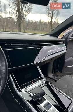 Позашляховик / Кросовер Audi Q8 2021 в 