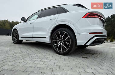 Позашляховик / Кросовер Audi Q8 2022 в 