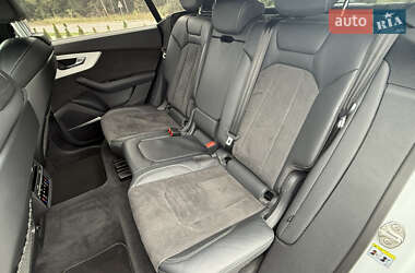 Позашляховик / Кросовер Audi Q8 2022 в 