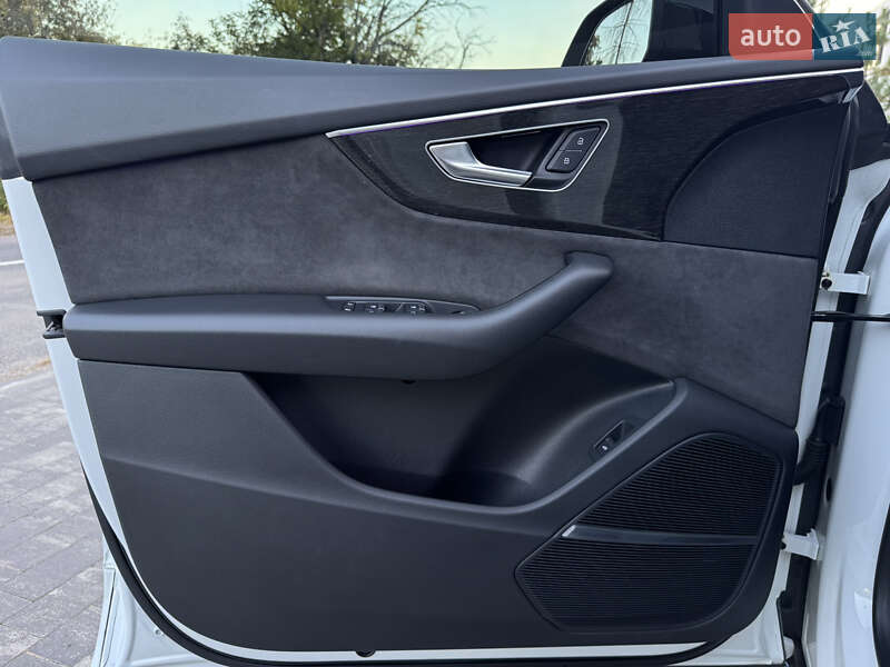 Внедорожник / Кроссовер Audi Q8 2019 в Ужгороде