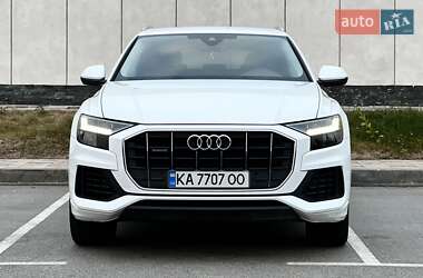 Позашляховик / Кросовер Audi Q8 2023 в 