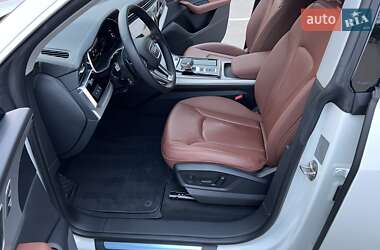 Позашляховик / Кросовер Audi Q8 2023 в 