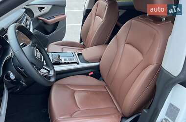 Позашляховик / Кросовер Audi Q8 2023 в 