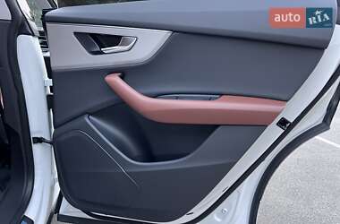 Позашляховик / Кросовер Audi Q8 2023 в 