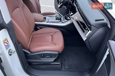 Позашляховик / Кросовер Audi Q8 2023 в 