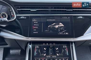 Позашляховик / Кросовер Audi Q8 2023 в 