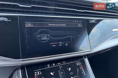 Позашляховик / Кросовер Audi Q8 2023 в 