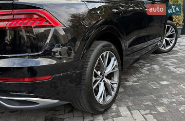 Позашляховик / Кросовер Audi Q8 2021 в 