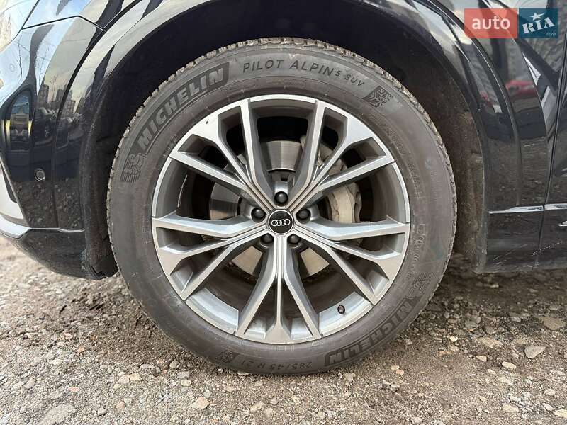 Внедорожник / Кроссовер Audi Q8 2021 в Киеве