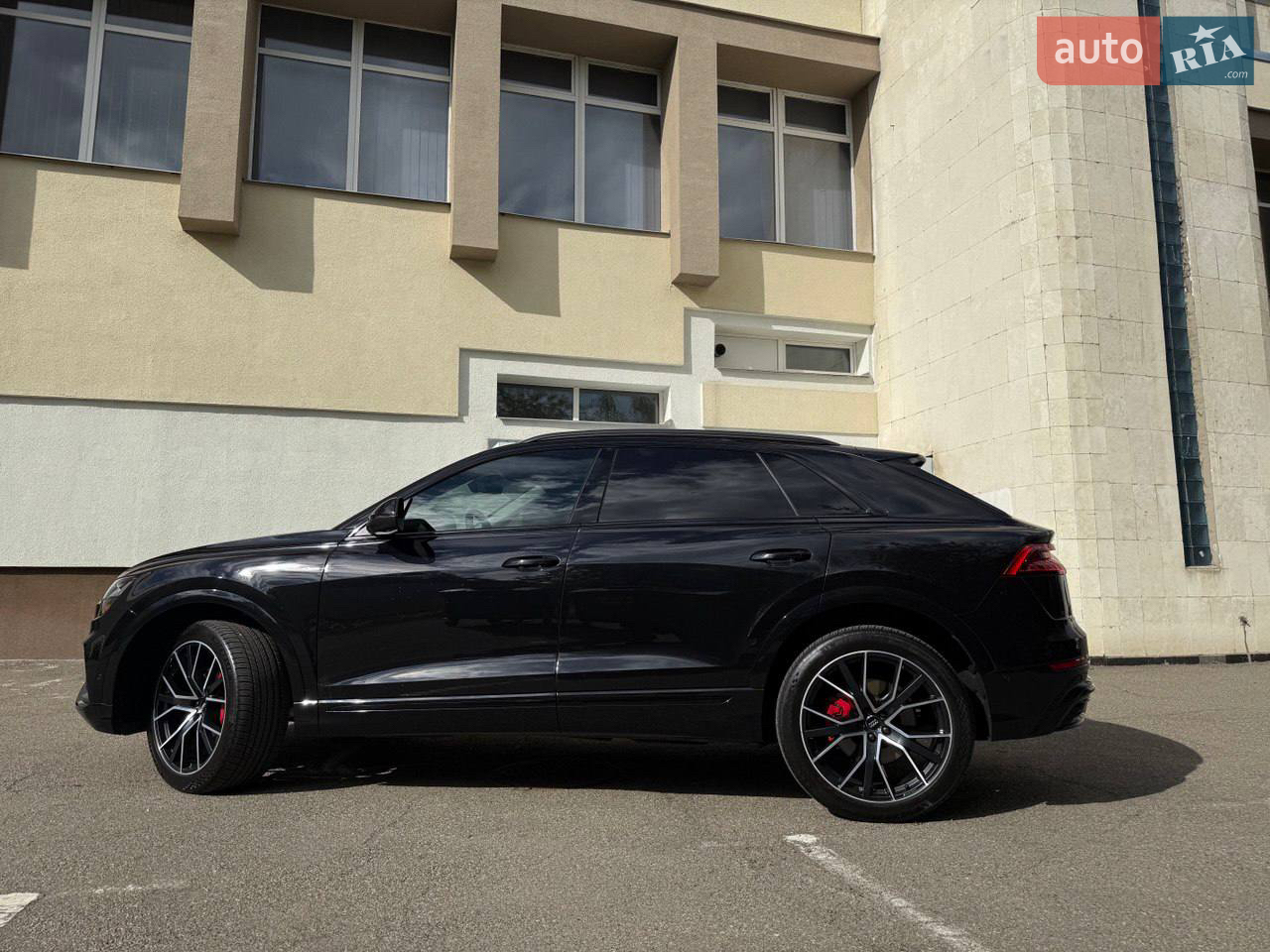 Купував для себе вже готову  в Україні. 

 Prestige, 
В конфігураторі нарахував 130к)

- зараз 81к пробіг 
- 22 диски літо Michelin   (21зима Pirelli)
- адаптивний круїз 
- максимальна музика bang 3d
- стеля алькантара 
- максимальні сидіння (підігрів, обдув, масаж)
- проекція 
- 4 зонний клімат 
- подвійне скло 
- панорама 
- матричні фари (вирізають)  
- розширений шкіряний пакет 
- s-line внутрішній та зовнішній 
- розширена підсвітка салону 
- гальма s-line
- заводський black пакет 
- дотяжки дверей 
- всі асистенти 
- 2 ключі 
- шкіра Valcona 


 Обслуговую на Audi Vipos. Технічно  в ідеалі. Фарбованих деталей немає. Двері мінялись в колір. Зліва на дверях є незначні потертості після Америки. 
Передня частина та лобаш в бронеплівці. 

Була заміна стартер генератору та акумулятора. 


