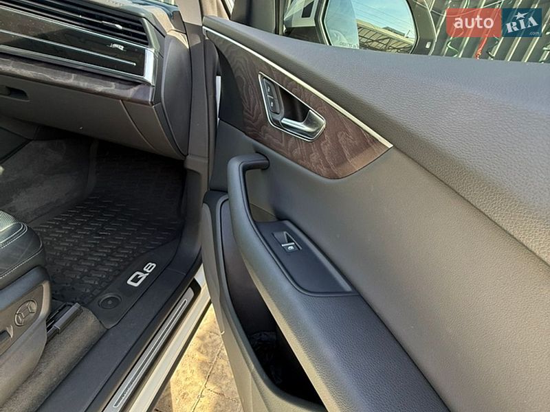 Внедорожник / Кроссовер Audi Q8 2018 в Ужгороде
