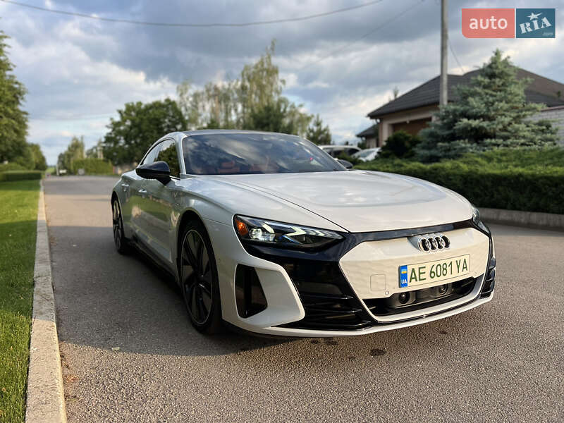 Купе Audi RS e-tron GT 2022 в 
