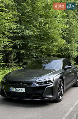 Купе Audi RS e-tron GT 2021 в 