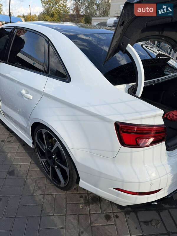 Седан Audi RS3 2017 в Запоріжжі