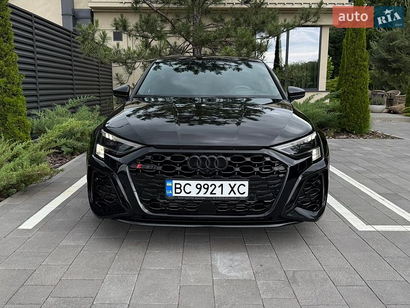 Седан Audi RS3 2022 в Умані