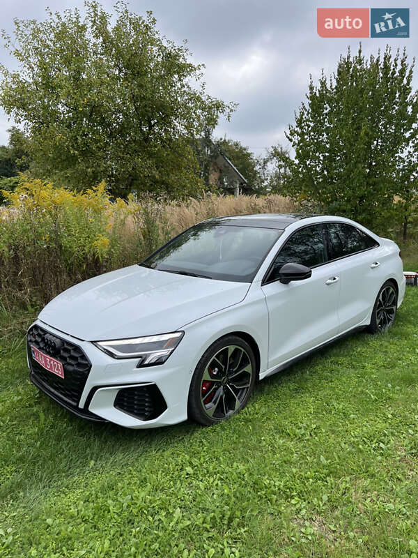 Седан Audi S3 2023 в Львові