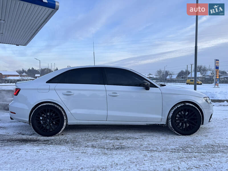 Седан Audi S3 2014 в Смілі