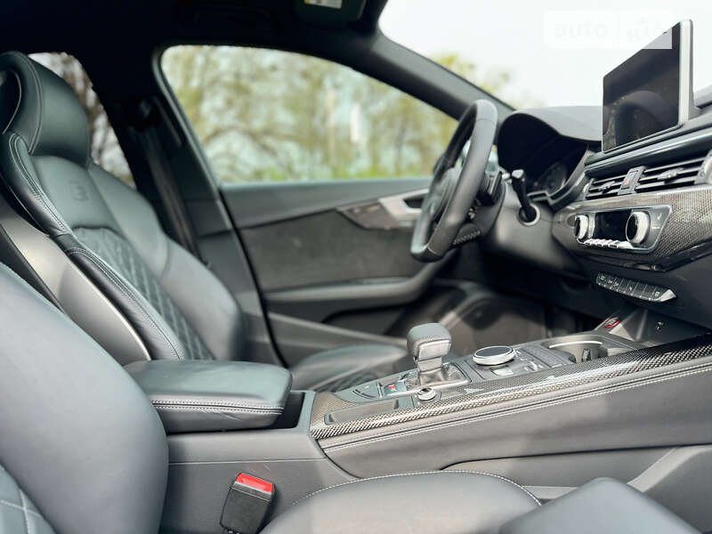 Седан Audi S4 2018 в Ровно