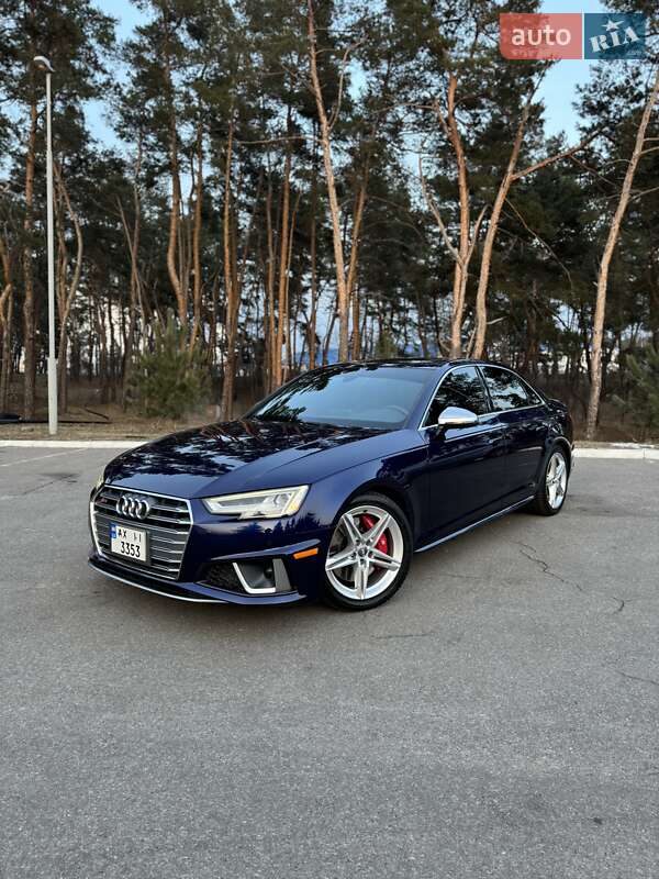 Седан Audi S4 2018 в 