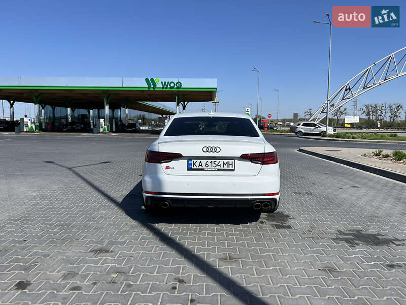 Седан Audi S4 2018 в Житомирі