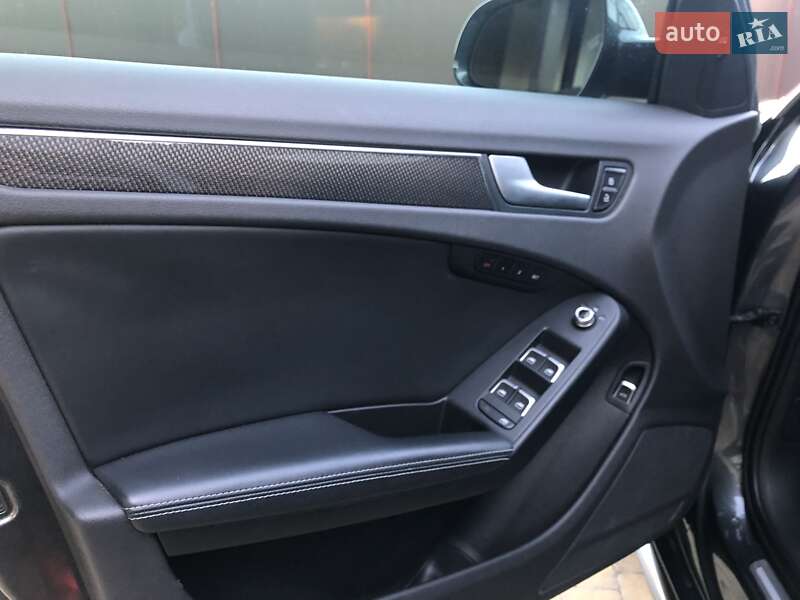 Седан Audi S4 2014 в Стрию