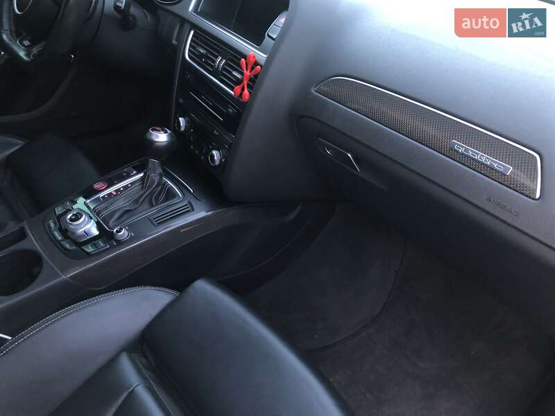 Седан Audi S4 2014 в Стрию