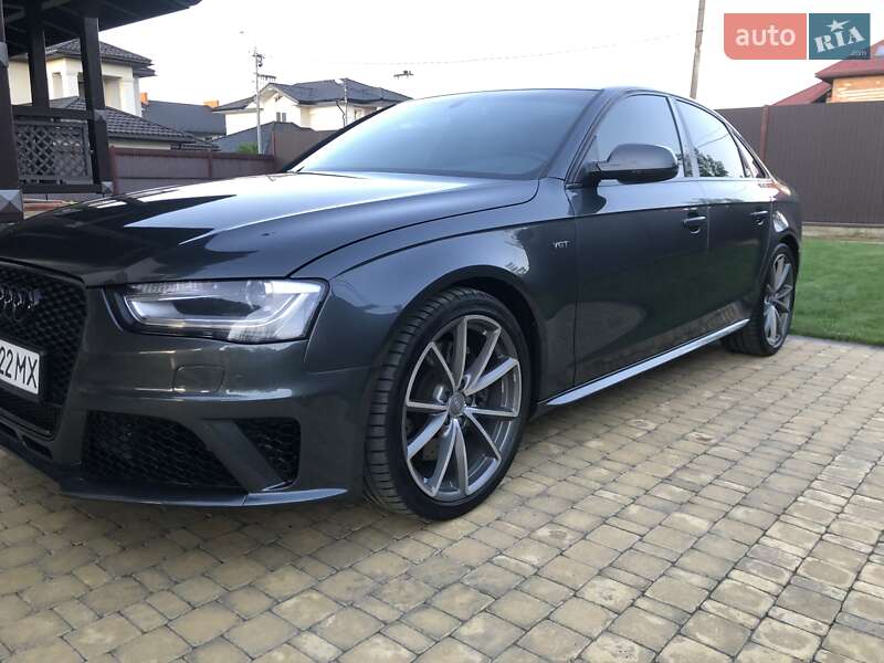 Седан Audi S4 2014 в Стрию