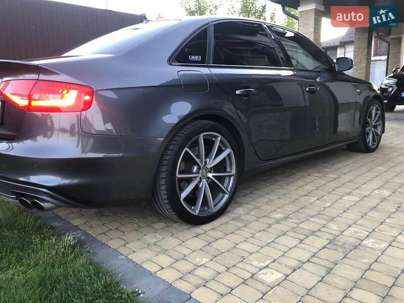 Седан Audi S4 2014 в Стрию