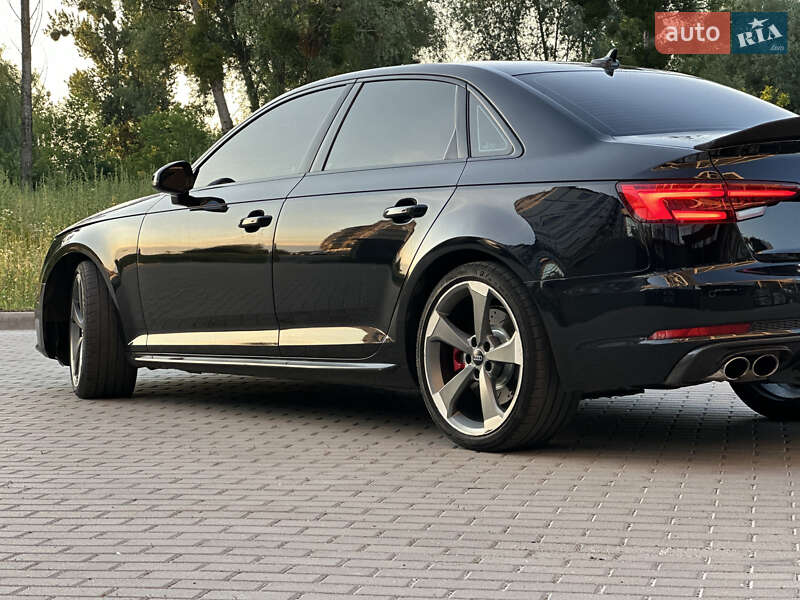 Седан Audi S4 2018 в Ровно