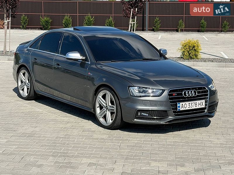 Седан Audi S4 2015 в Ужгороді