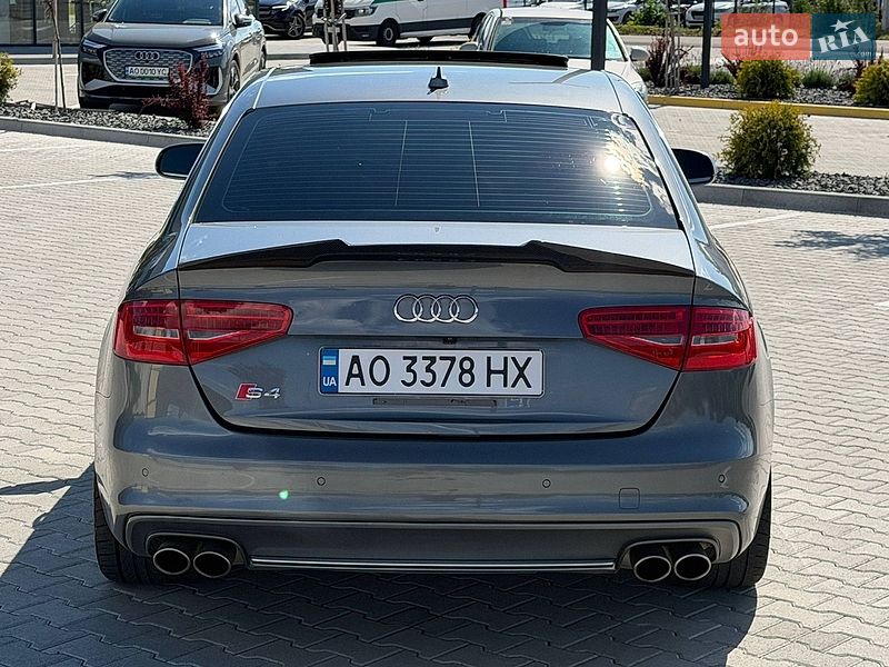 Седан Audi S4 2015 в Ужгороді